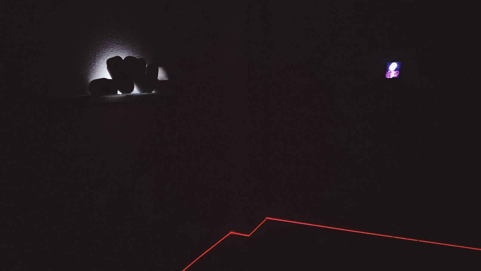 Manuel Casellas transforma la Galería Zunino en una Caja Negra de reflexión tecnológica