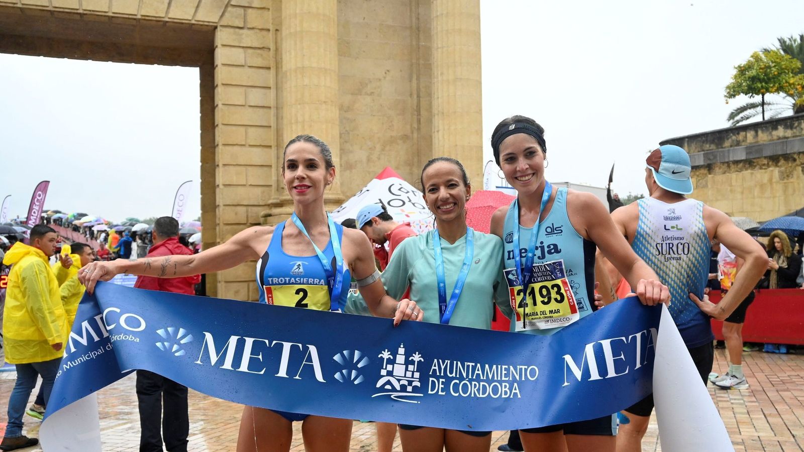 El podio femenino de la Media Maratón de Córdoba 2025.