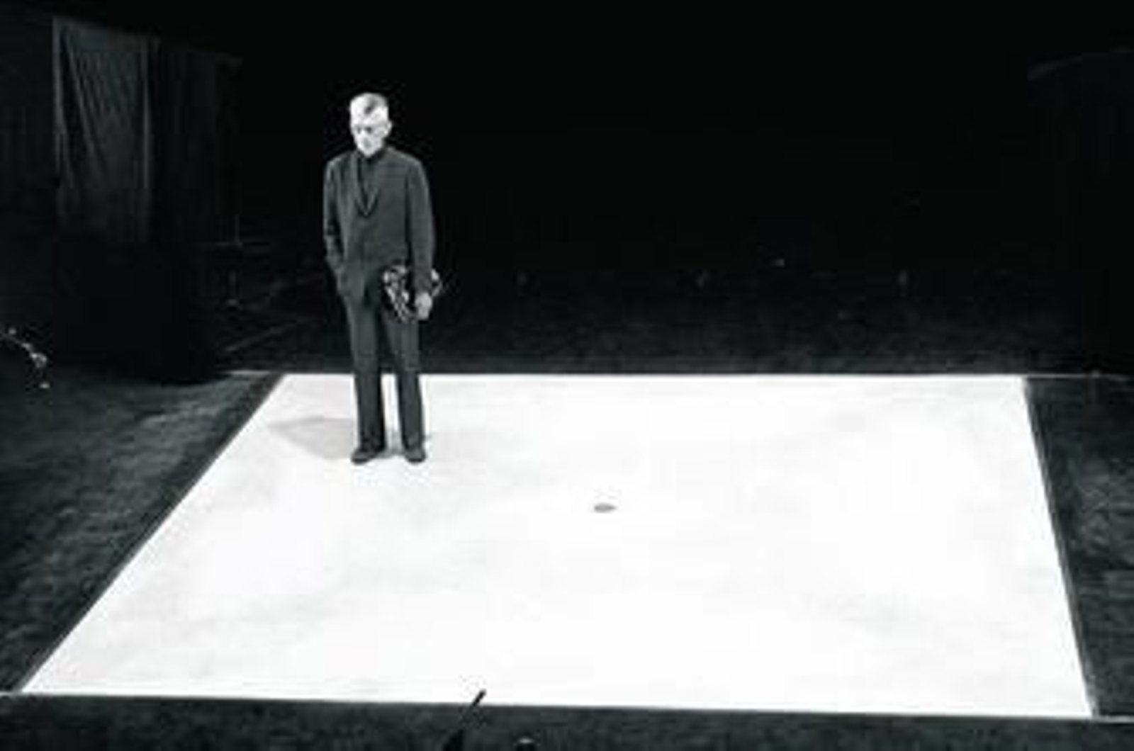 Samuel Beckett, en el plató de sus películas 'Quad I y II', en las que reflexiona sobre la incomunicación.