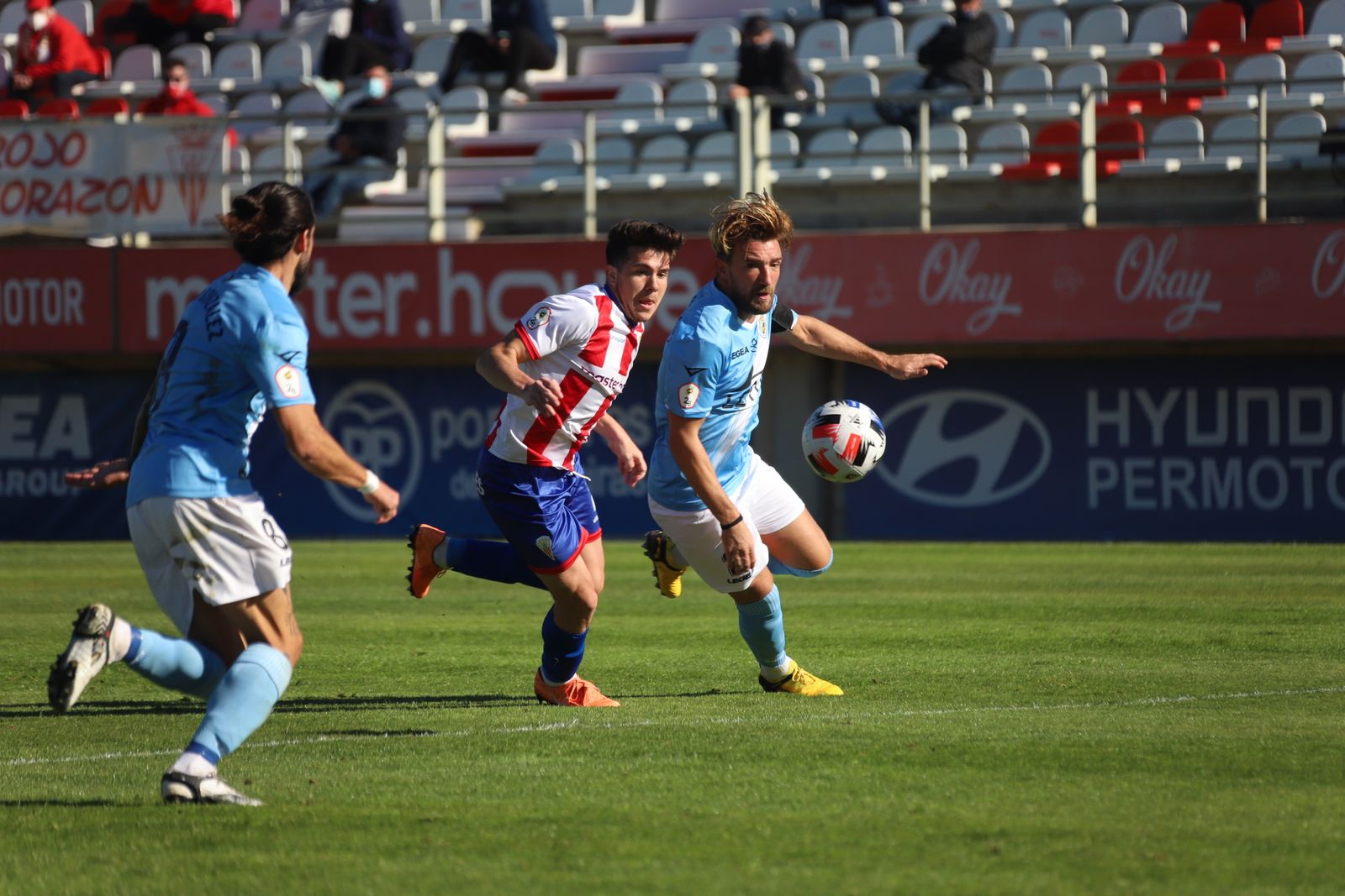 Alcázar y Sergio Rodríguez pugnan por la pelota.