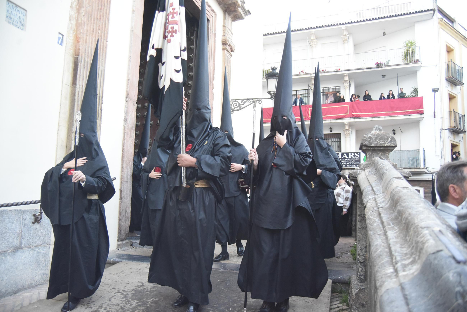 La procesión del Santo Sepulcro en este Viernes Santo de Córdoba, en imágenes