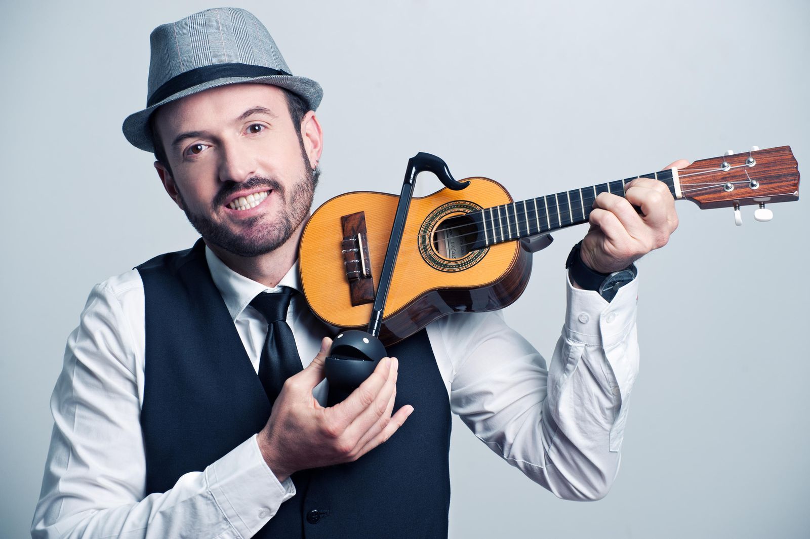 Alex O'Dogherty actúa junto a su banda, La Bizarrería, mañana, a las 21:54, en el CAAC.