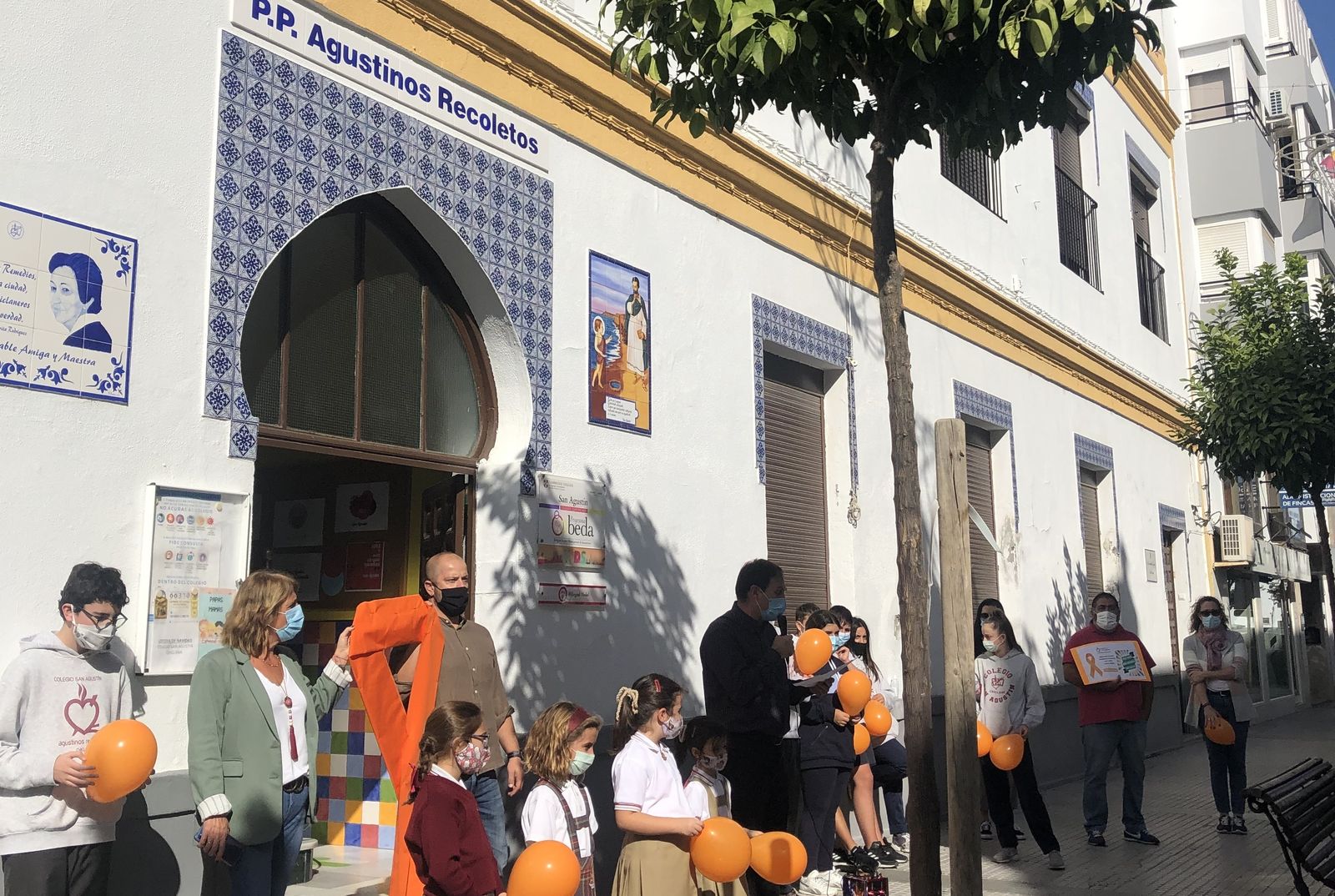 Un momento de la protesta llevada a cabo a las puertas del Colegio San Agustín en la mañana de este miércoles.