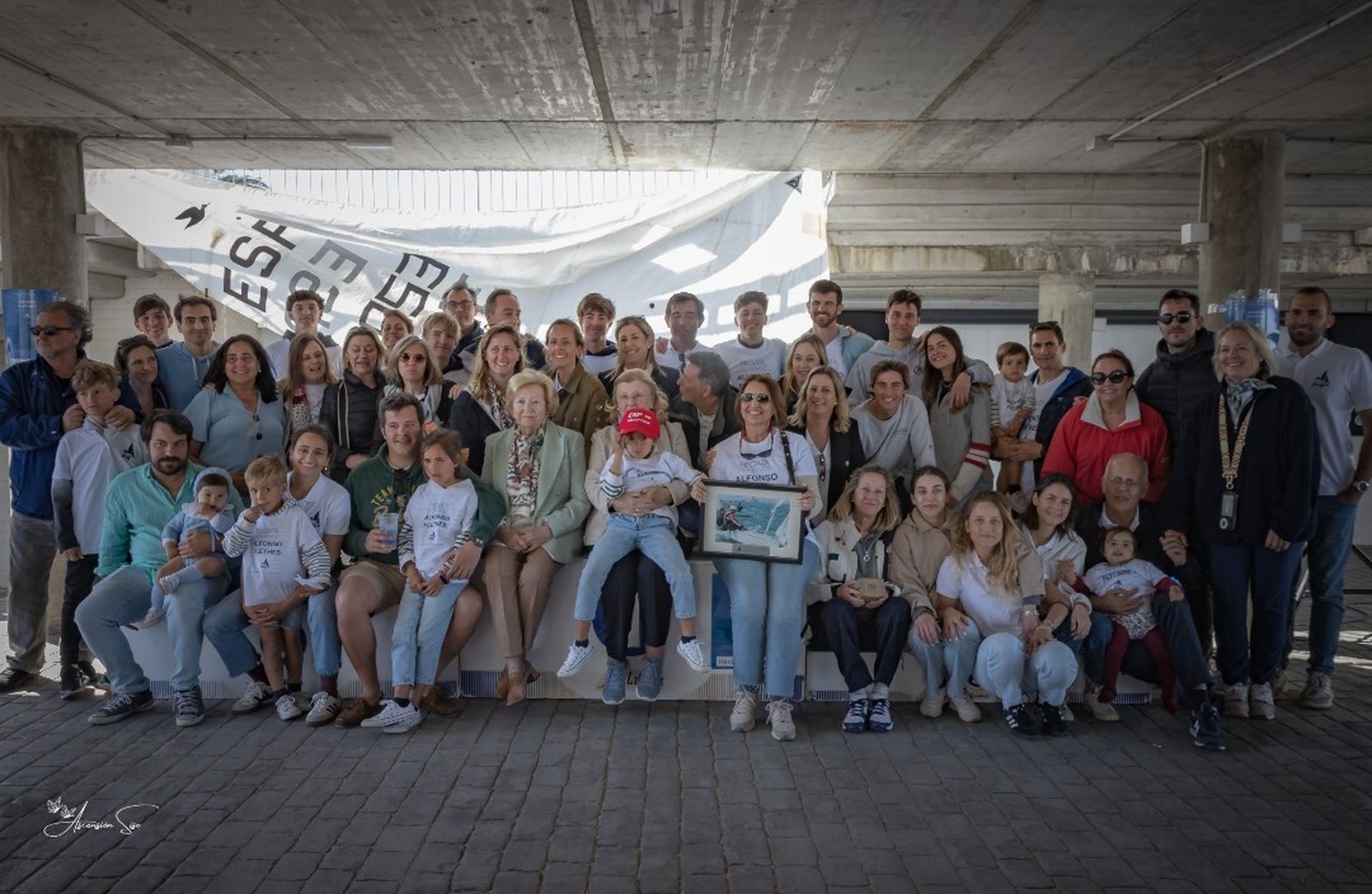Todos los miembros de la familia Flethes en el Real Club Náutico de Cádiz,  tras la entrega de premios y el homenaje a Alfonso Flethes Pavón.