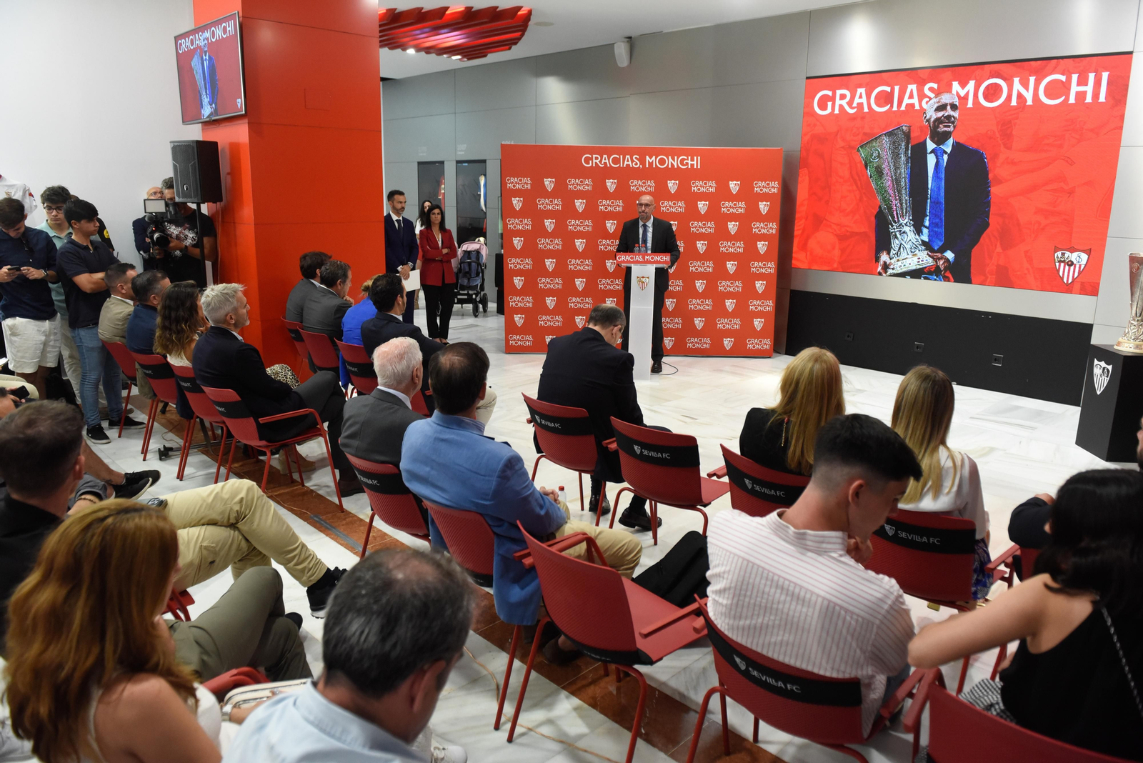 La despedida de Monchi, en imágenes