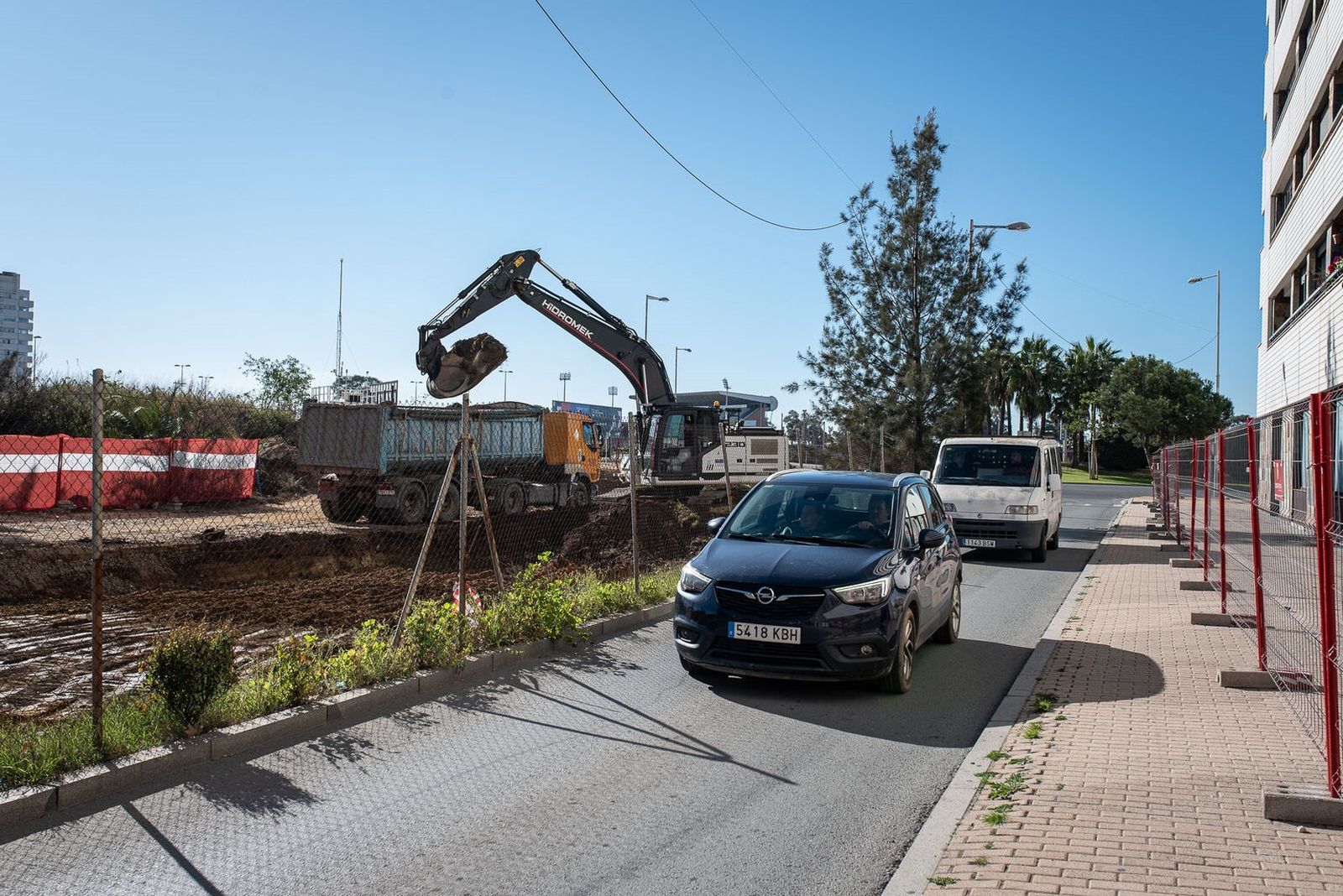 Excavadora en parte de los terrenos para la ampliación.