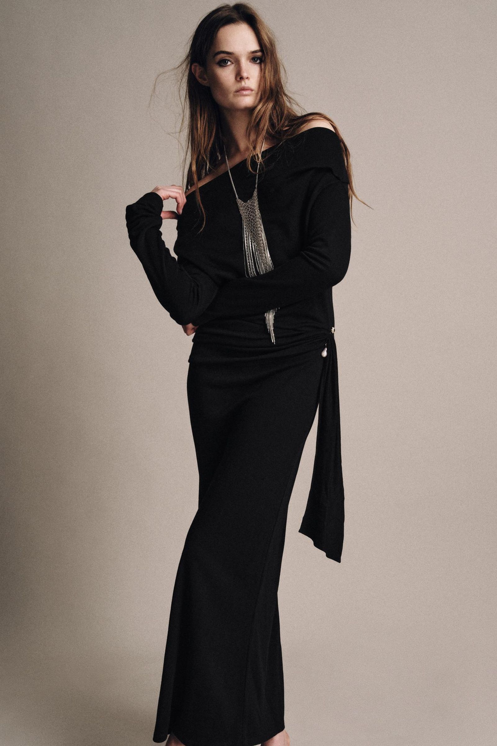 Vestido negro de Zara.