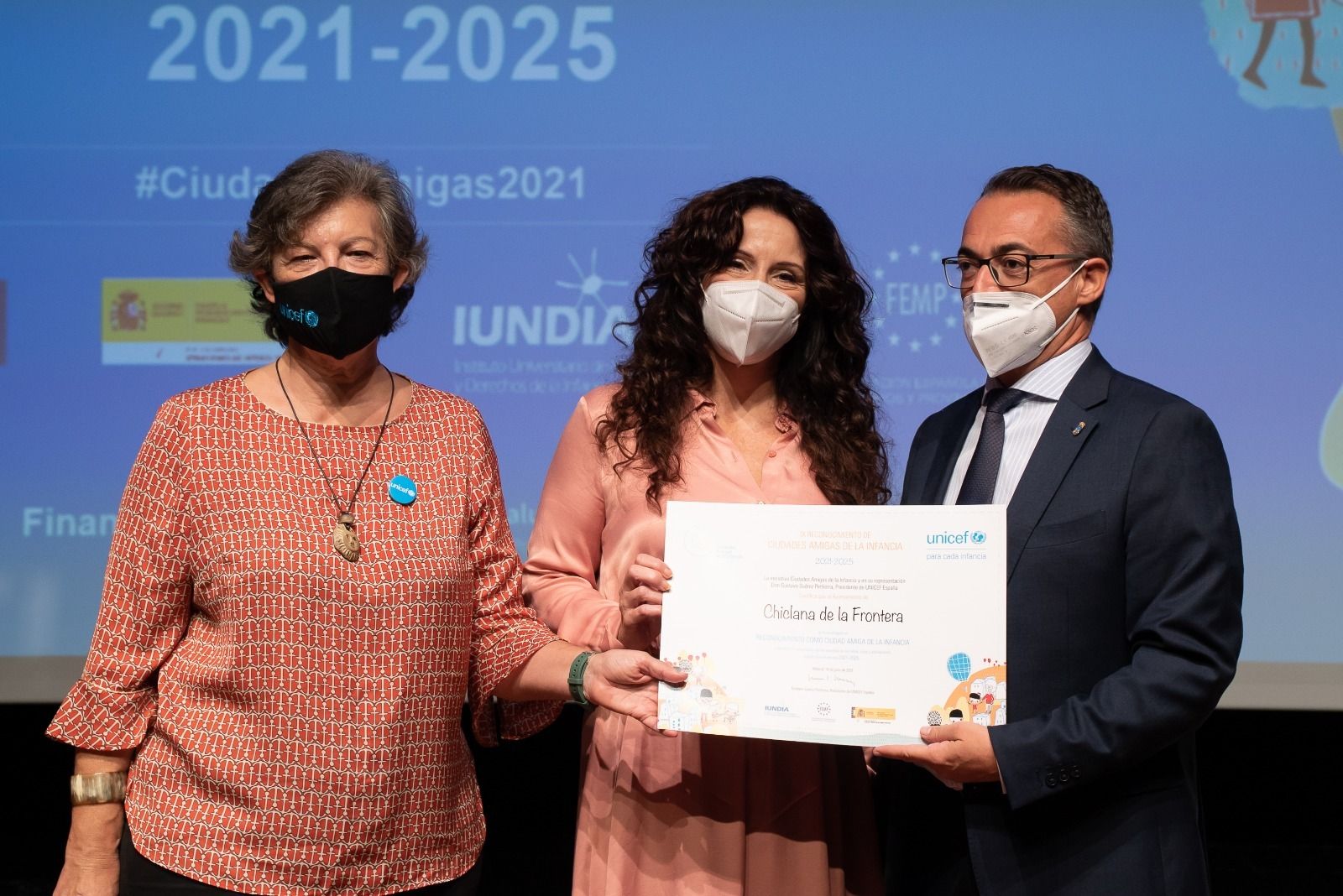 Un momento del acto en el que el delegado de Familia e Infancia recibe la distinción.