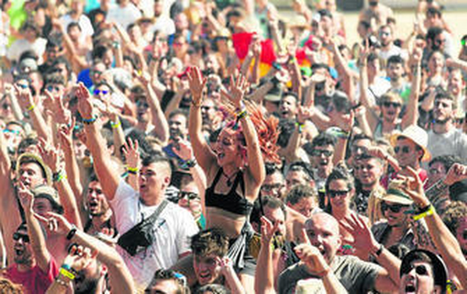 Algunos de los asistentes durante el primer día del festival Cabo de Plata.