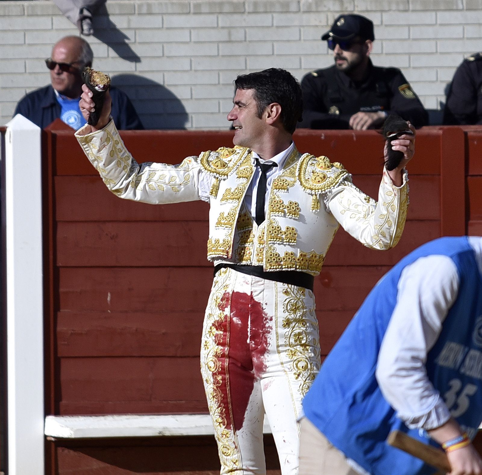 Las imágenes de la corrida en Morón con la reaparición de Jesulín de Ubrique