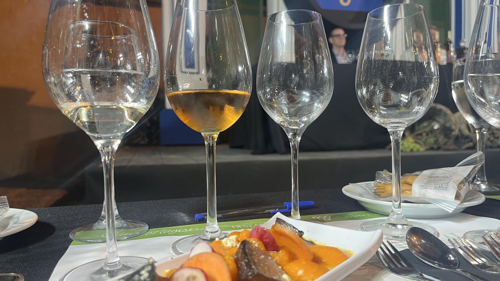 El maridaje gastronómico y el servicio de Cobos Cátering fue muy aplaudido.