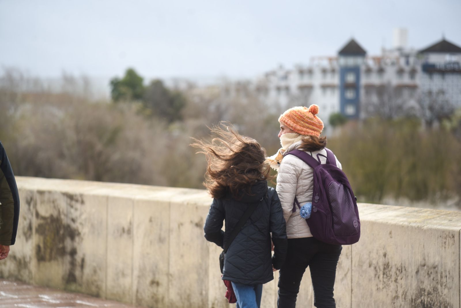 Las fuertes rachas de viento y la lluvia dejan las calles de Córdoba vacías