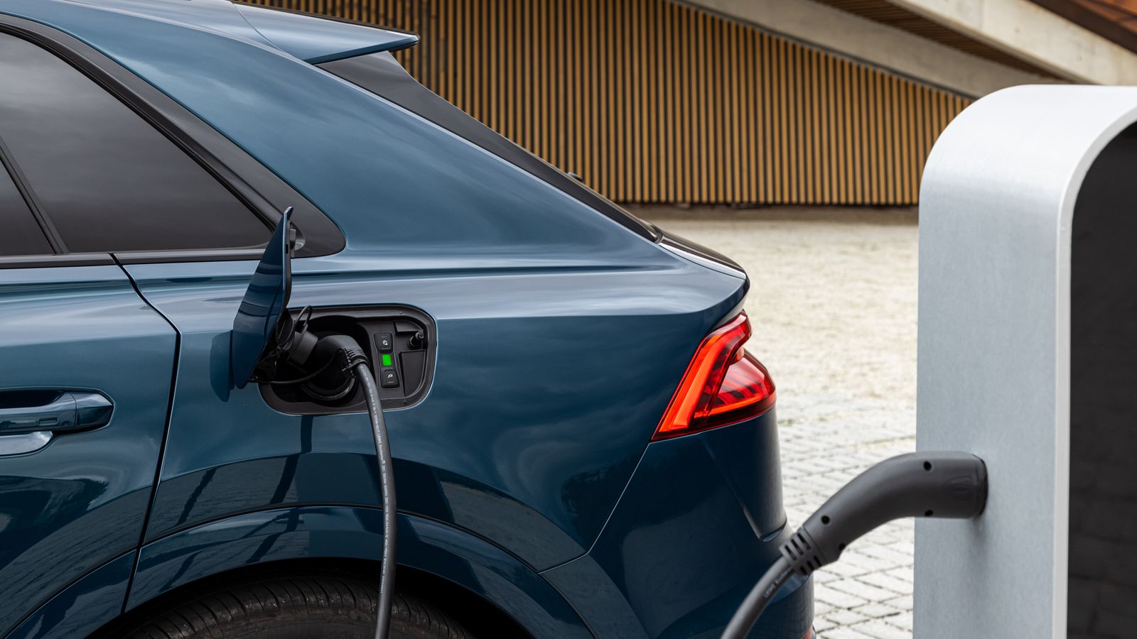 Con la batería de 17,9 kWh de capacidad total, la potencia máxima de carga es de 7,4 kW, siempre con corriente alterna.