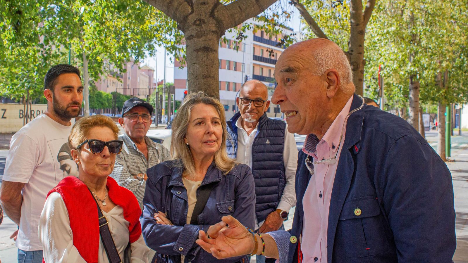 Los vecinos, en la puerta del bloque.
