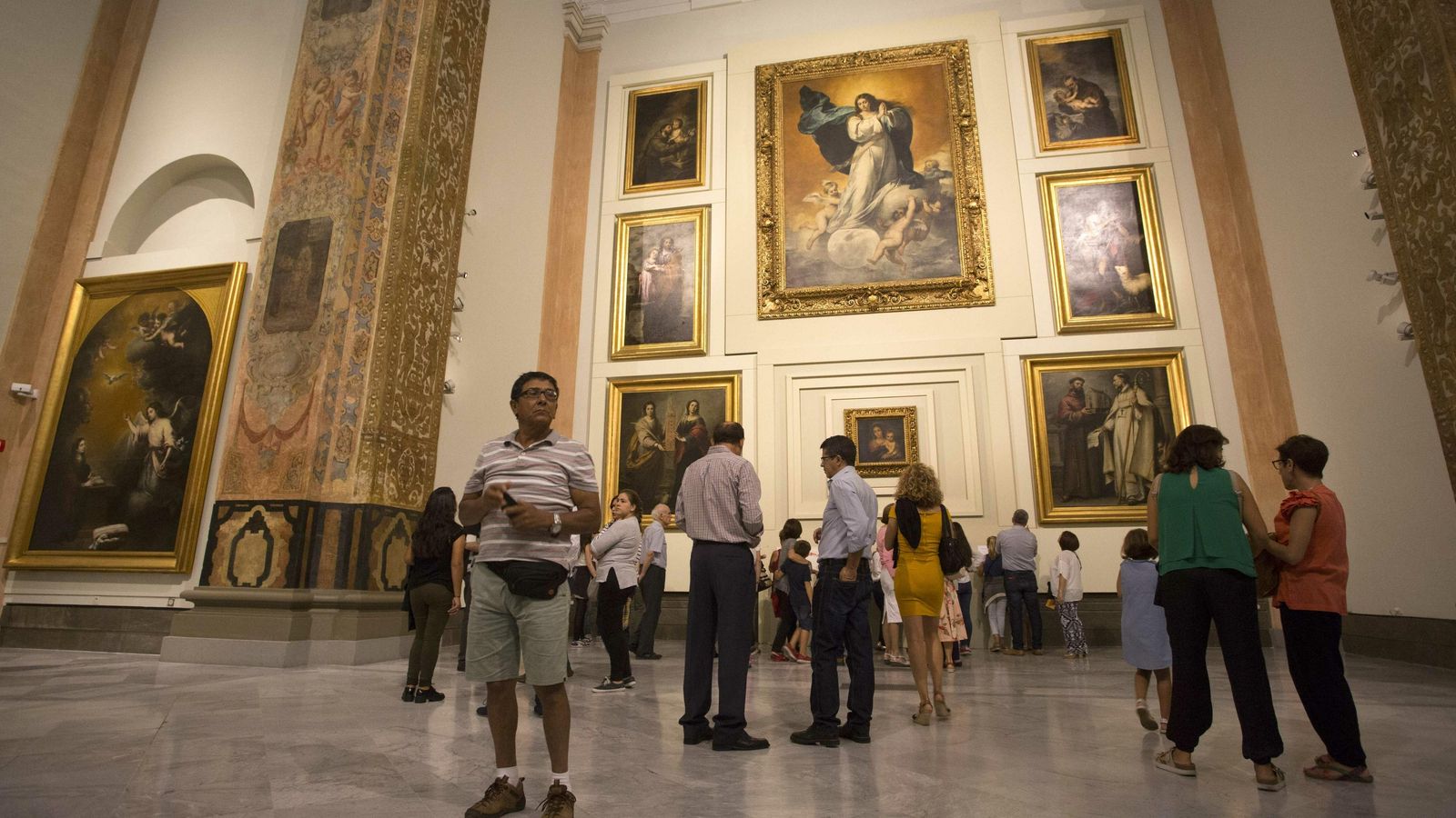 Visitantes en el Museo de Bellas Artes por la Noche en Blanco.
