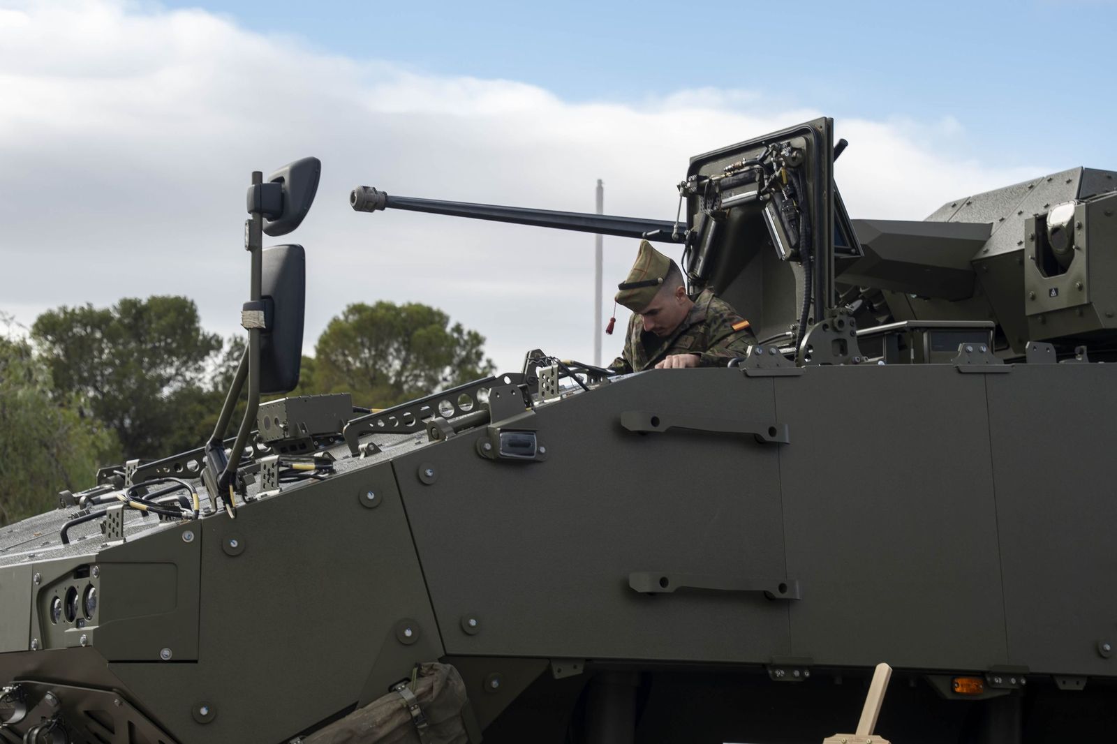 Margarita Robles entrega en Viator los primeros vehículos 8x8 ‘Dragón’ al Ejército de Tierra