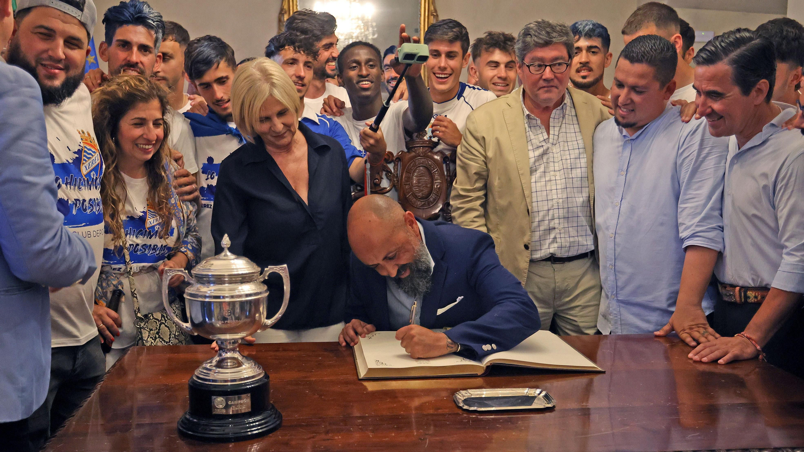 Baño de masas del Xerez CD en Jerez por su ascenso