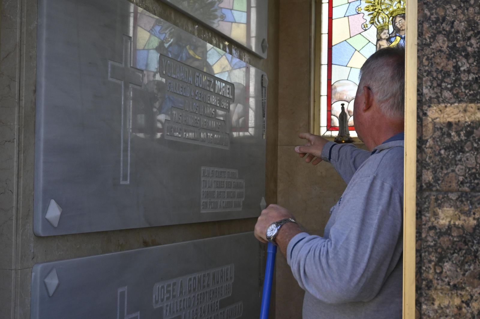 Ambiente en el cementerio de Huelva para el día de todos los Santos.