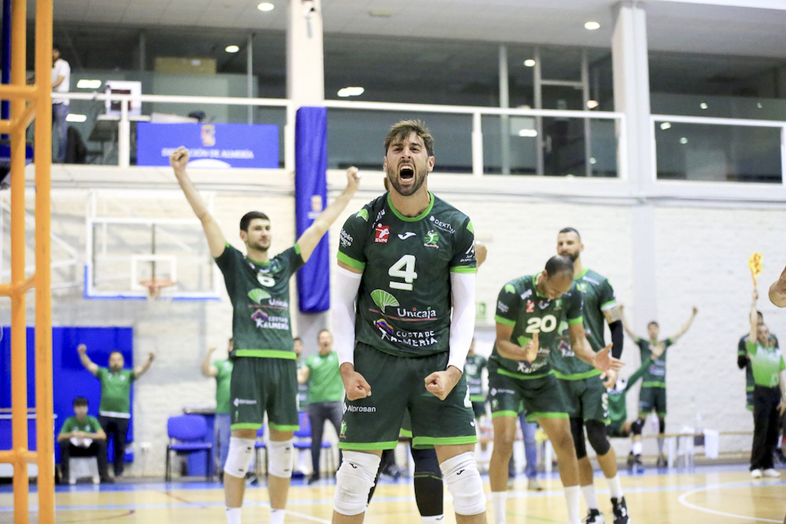 Los jugadores ahorradores, con Juanmi González a la cabeza, celebran un punto en el último encuentro disputado.