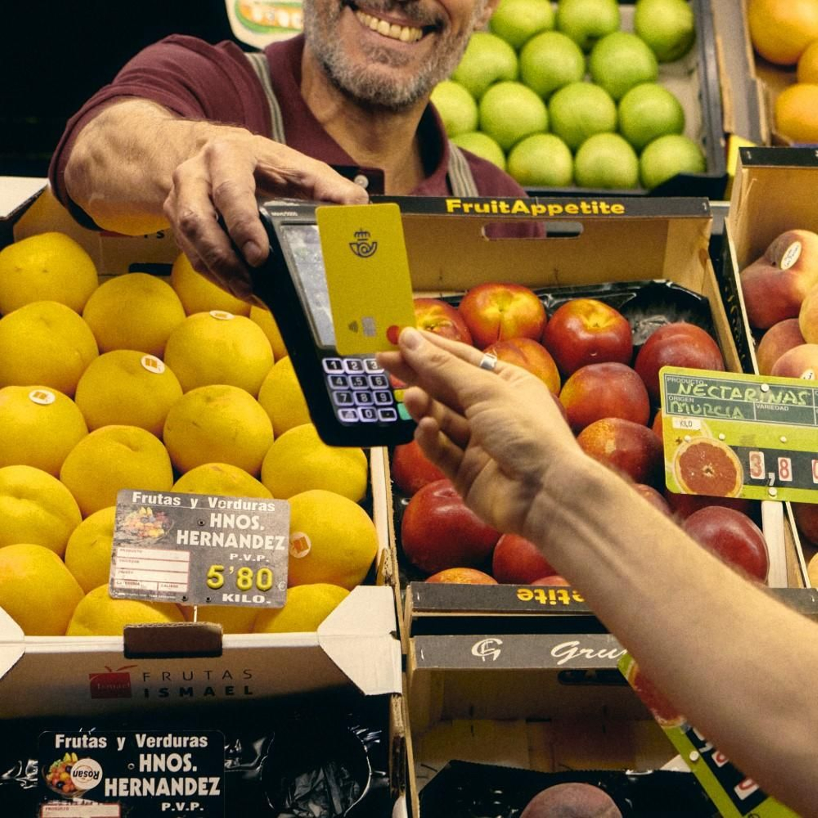 Una persona realiza un pago con la Tarjeta Correos Prepago Mastercard.