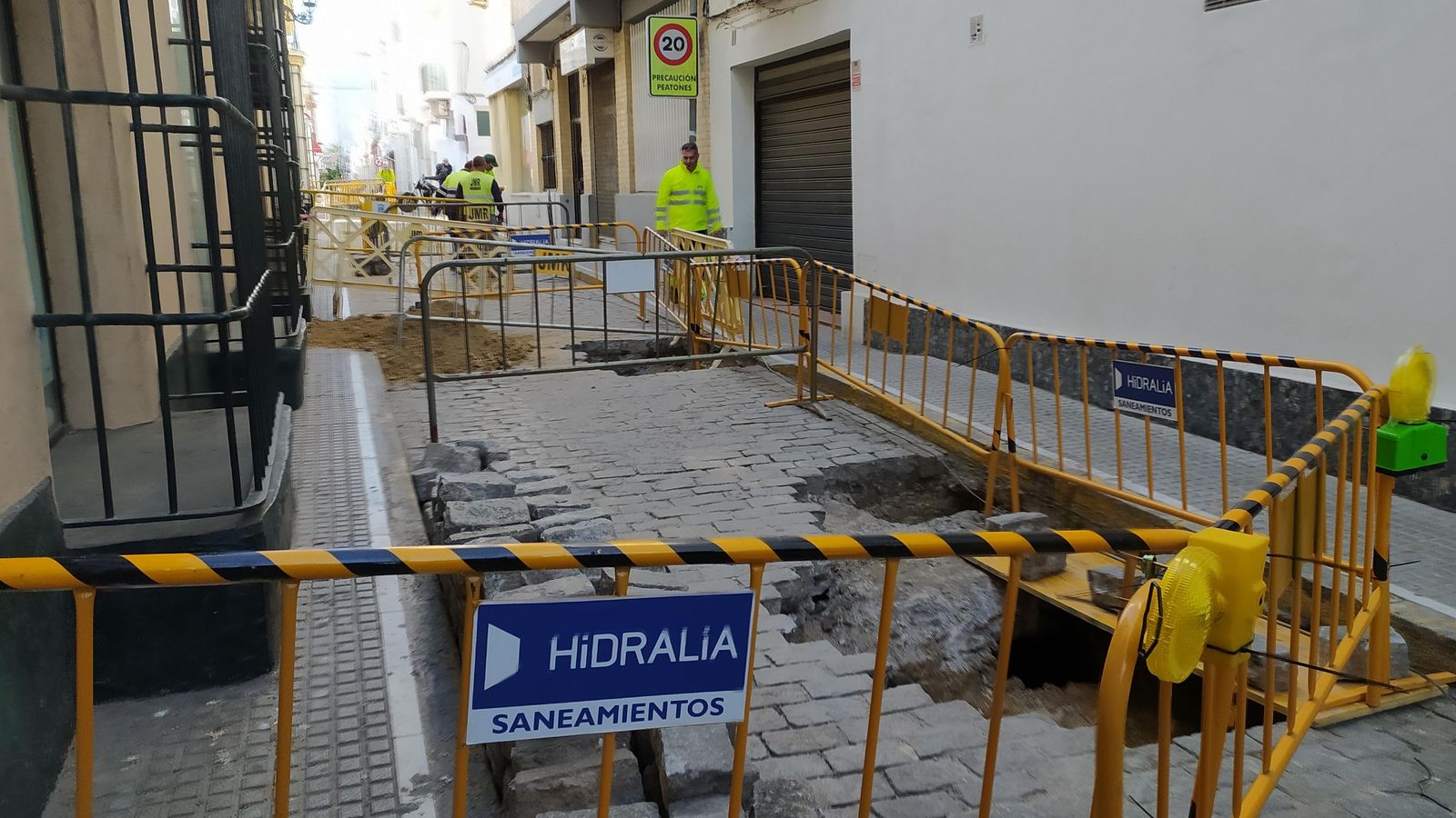 Reparación de varios socavones en la calle Sánchez Cerquero.