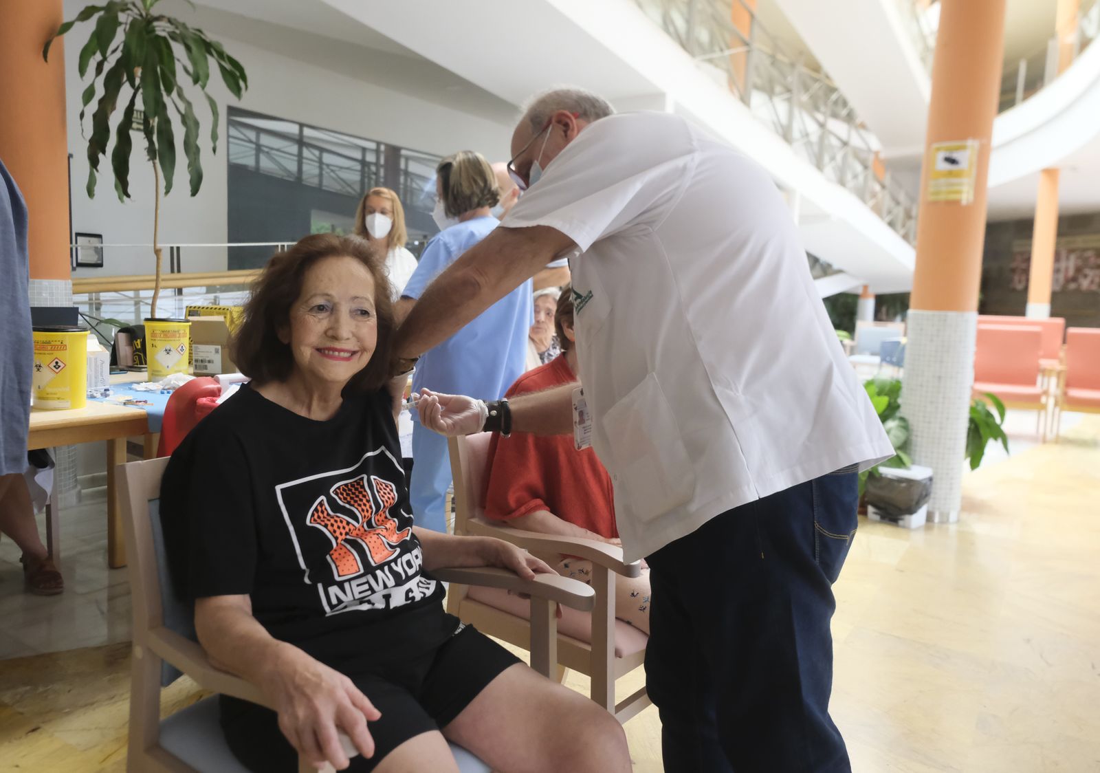 El inicio de la campaña de vacunación de la gripe en Córdoba, en imágenes