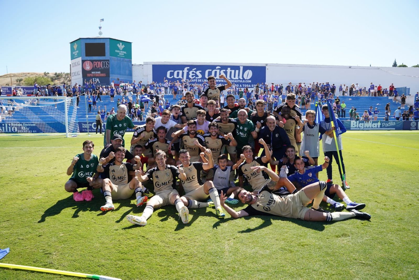 Los jugadores azulillos celebran el triunfo en el césped de Linarejos.