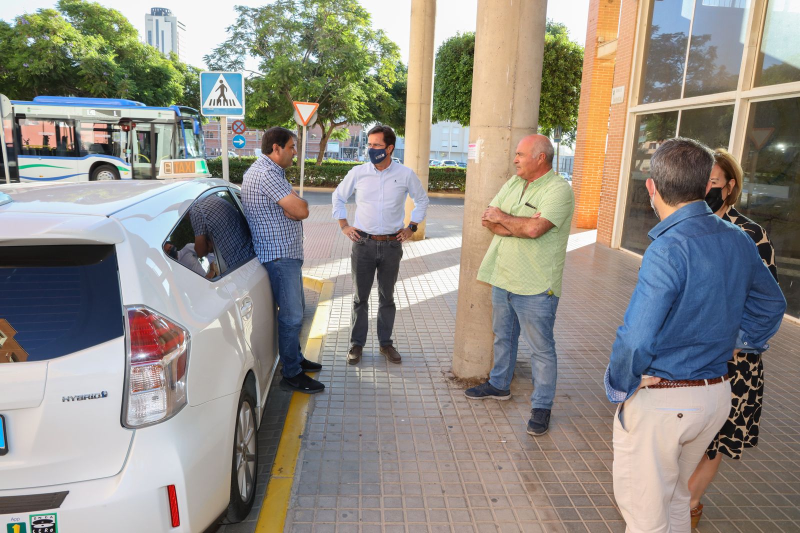 Visita del alcalde a los taxistas.