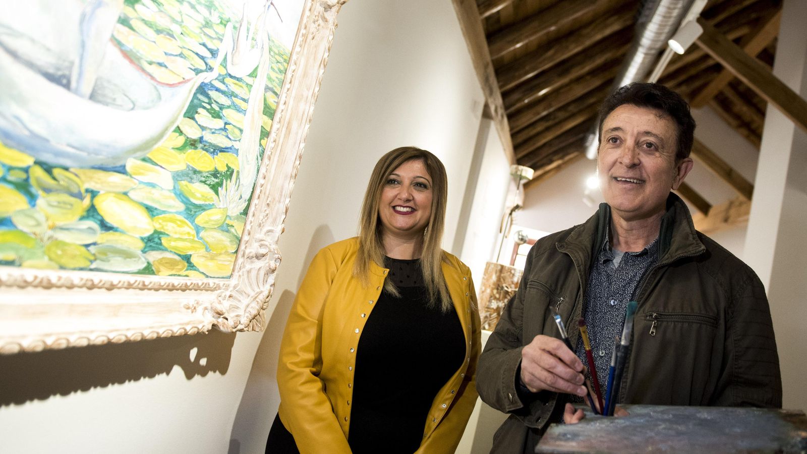 La alcaldesa de Armilla,  Loli Cañavate, y el cantante posan junto a 'Día feliz'.