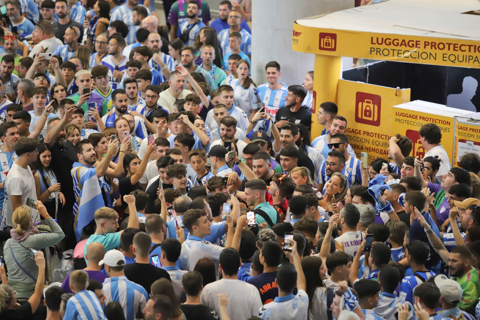 El espectacular preámbulo en el aeropuerto con la afición