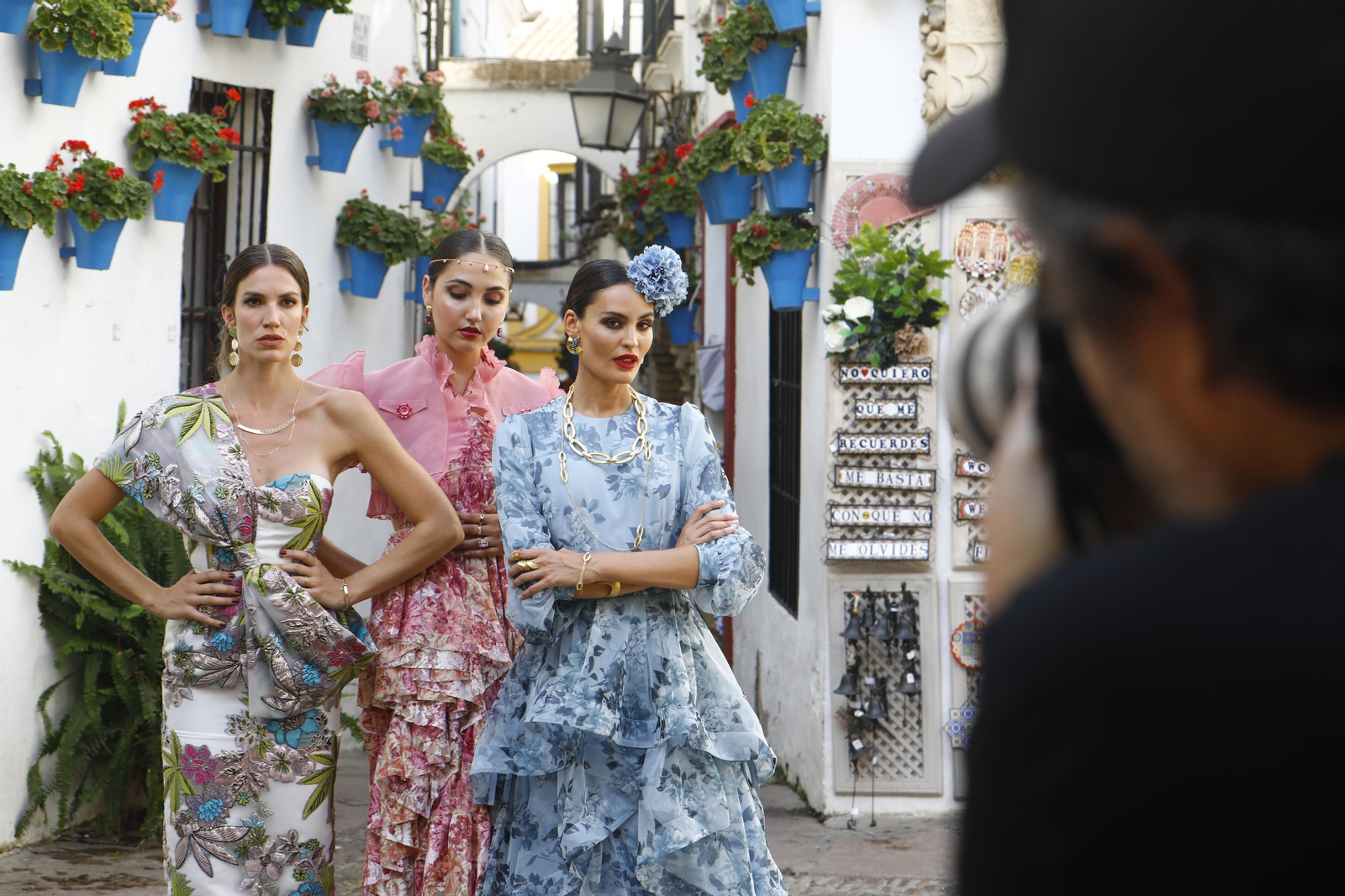 La calleja de las Flores de Córdoba se llena de moda y joyas, en imágenes