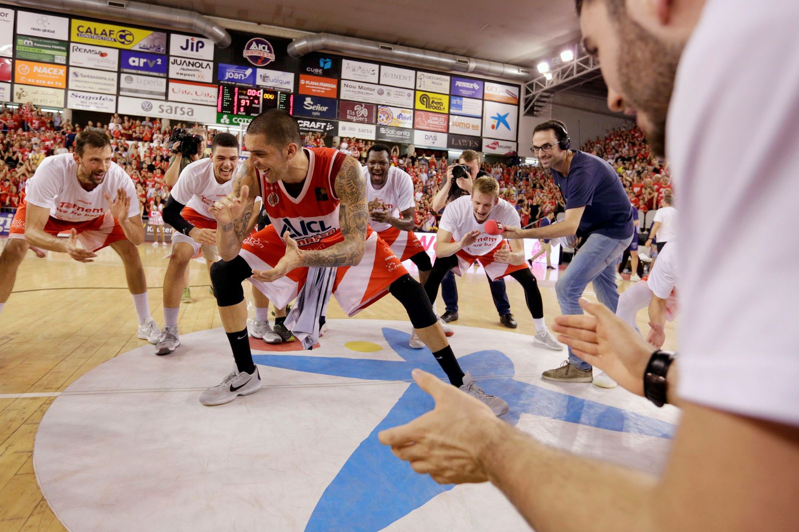 Los jugadores del ICL Manresa celebran el ascenso a la Liga Endesa.