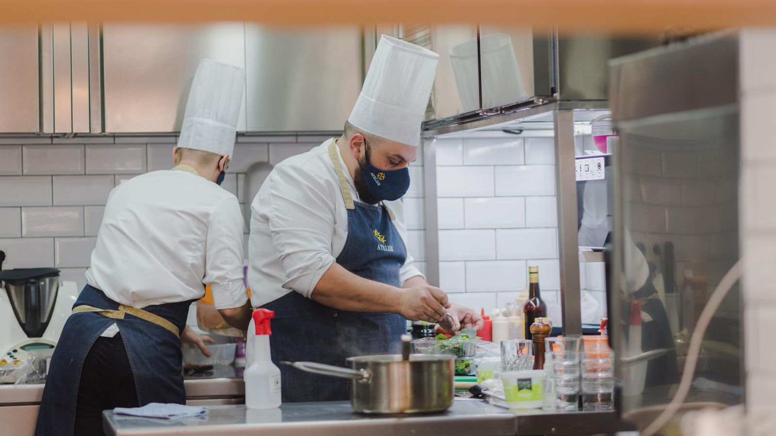 Raúl Sierra trabaja en las cocinas del restaurante junto a su equipo