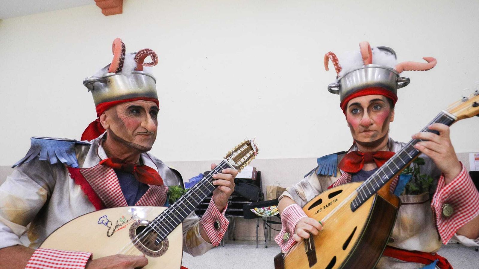 La orquesta de 'Los babeta' afinando.