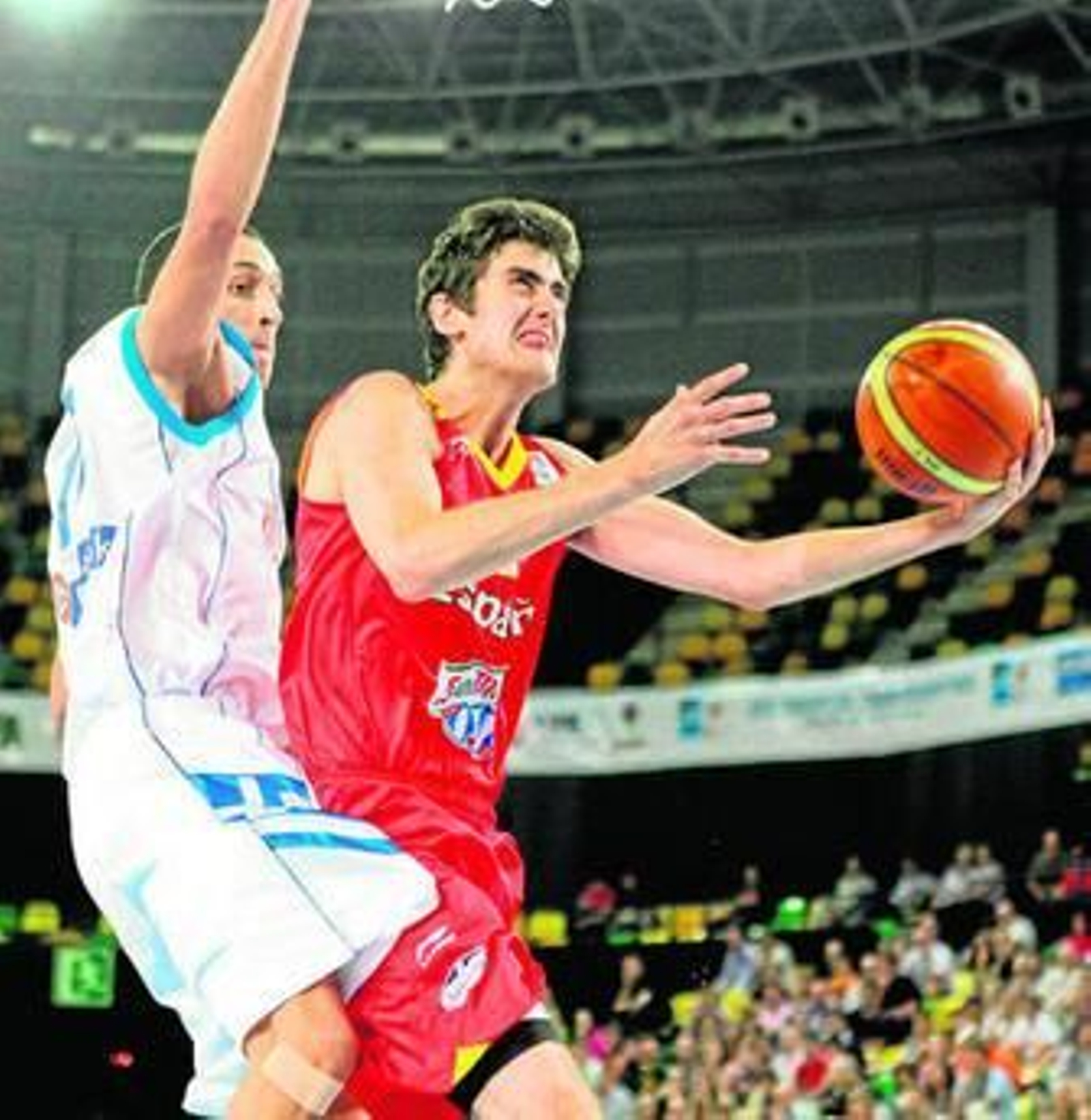 Sastre evita el tapón de Chrysikopoulus en el choque del Europeo sub 20 ante Grecia.