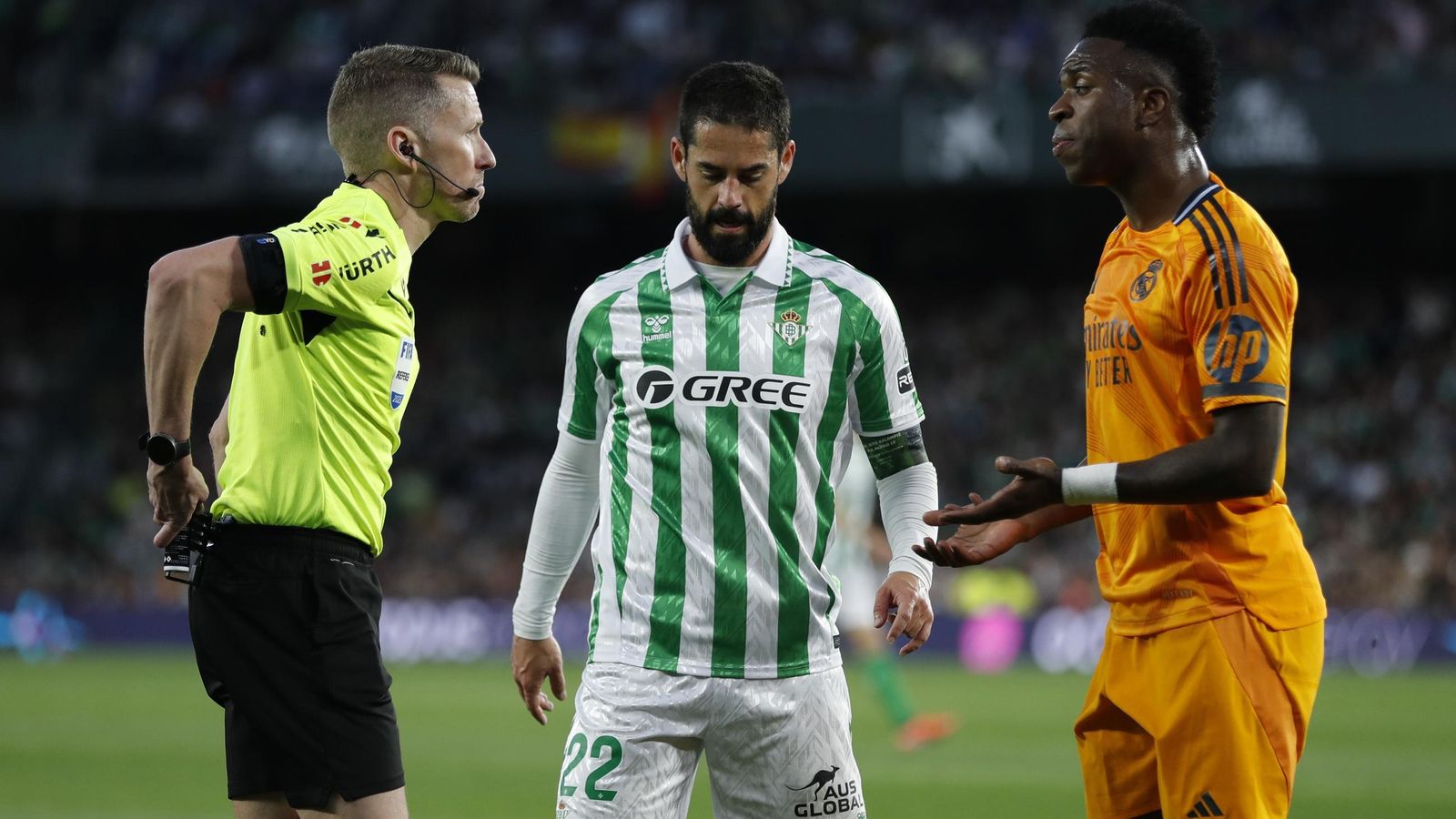 Vinicius protesta una decisión arbitral con Isco cerca.