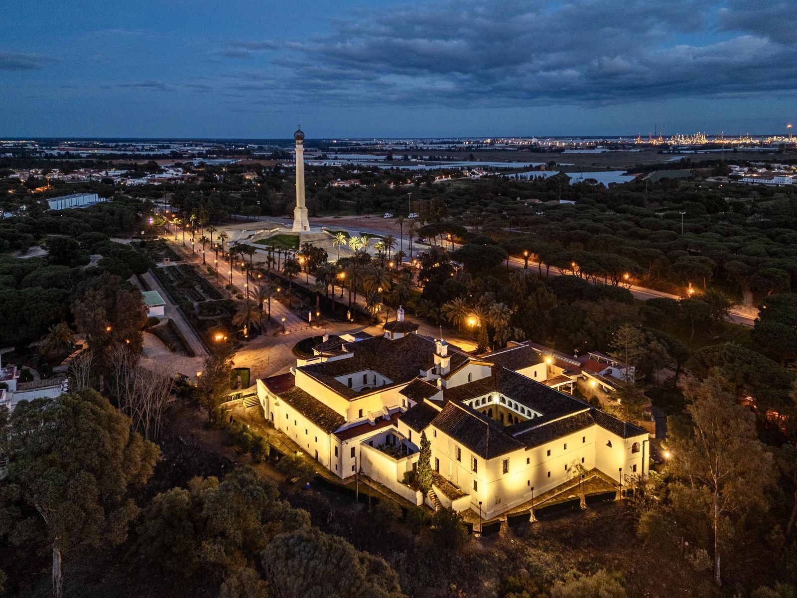 Vista aérea de la nueva iluminación del Monasterio de la Rábida.
