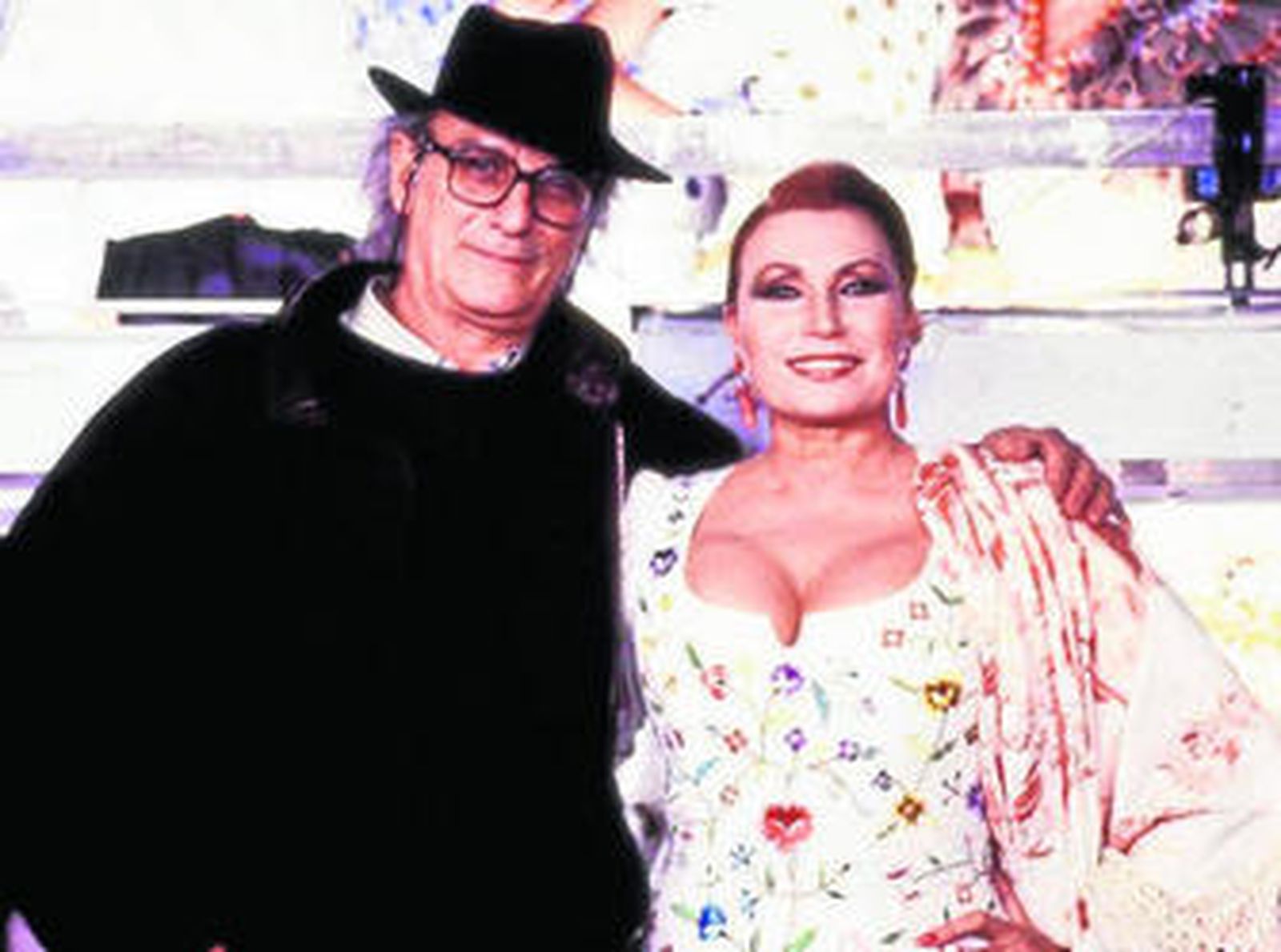 Carlos Saura con Rocío Jurado (i.) y en la dirección del número bailado por Lola Flores.