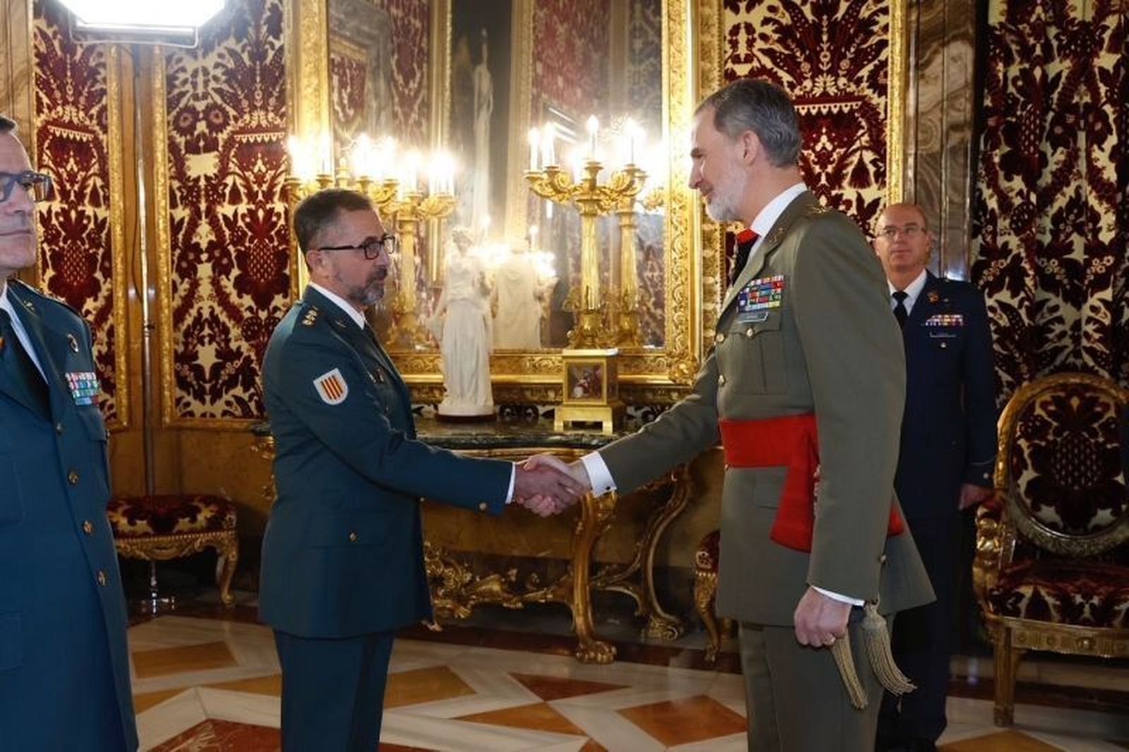 El general Pedro Antonio Pizarro saluda a Felipe VI