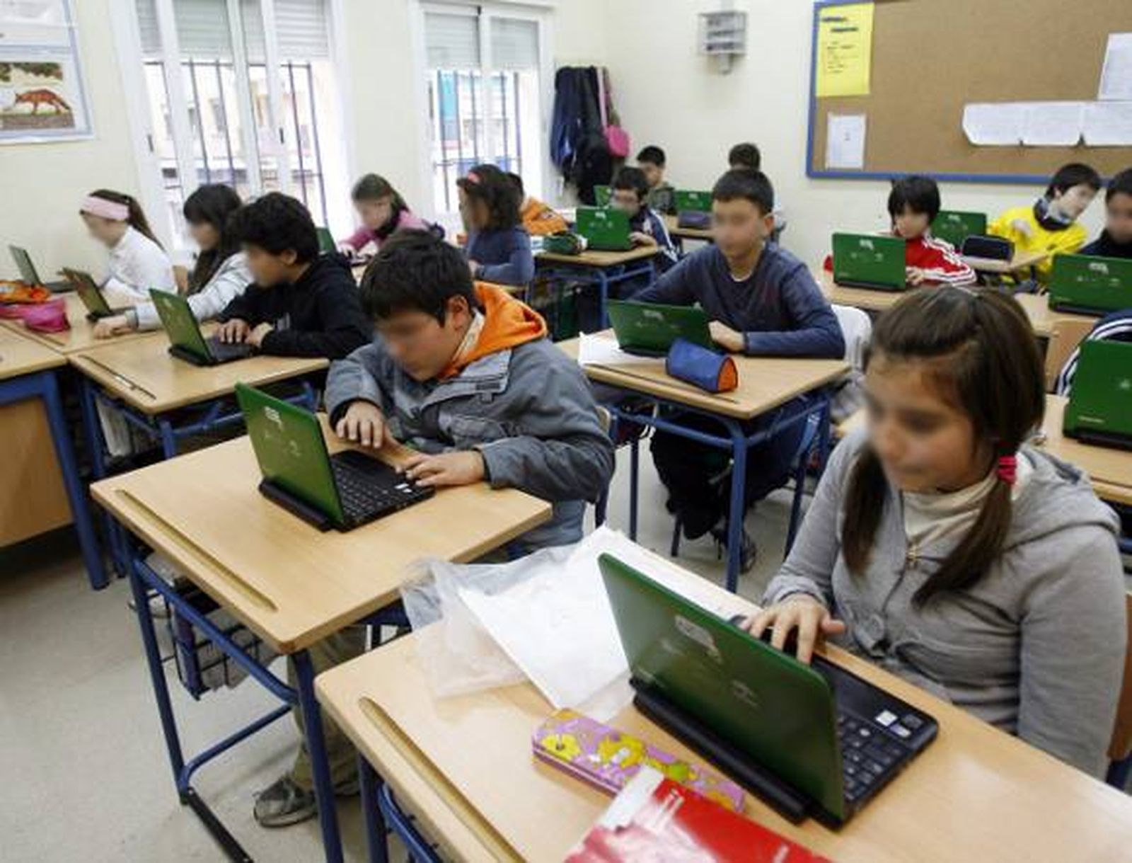 La Junta reduce el reparto de ordenadores y sus dueños serán los centros, no los alumnos