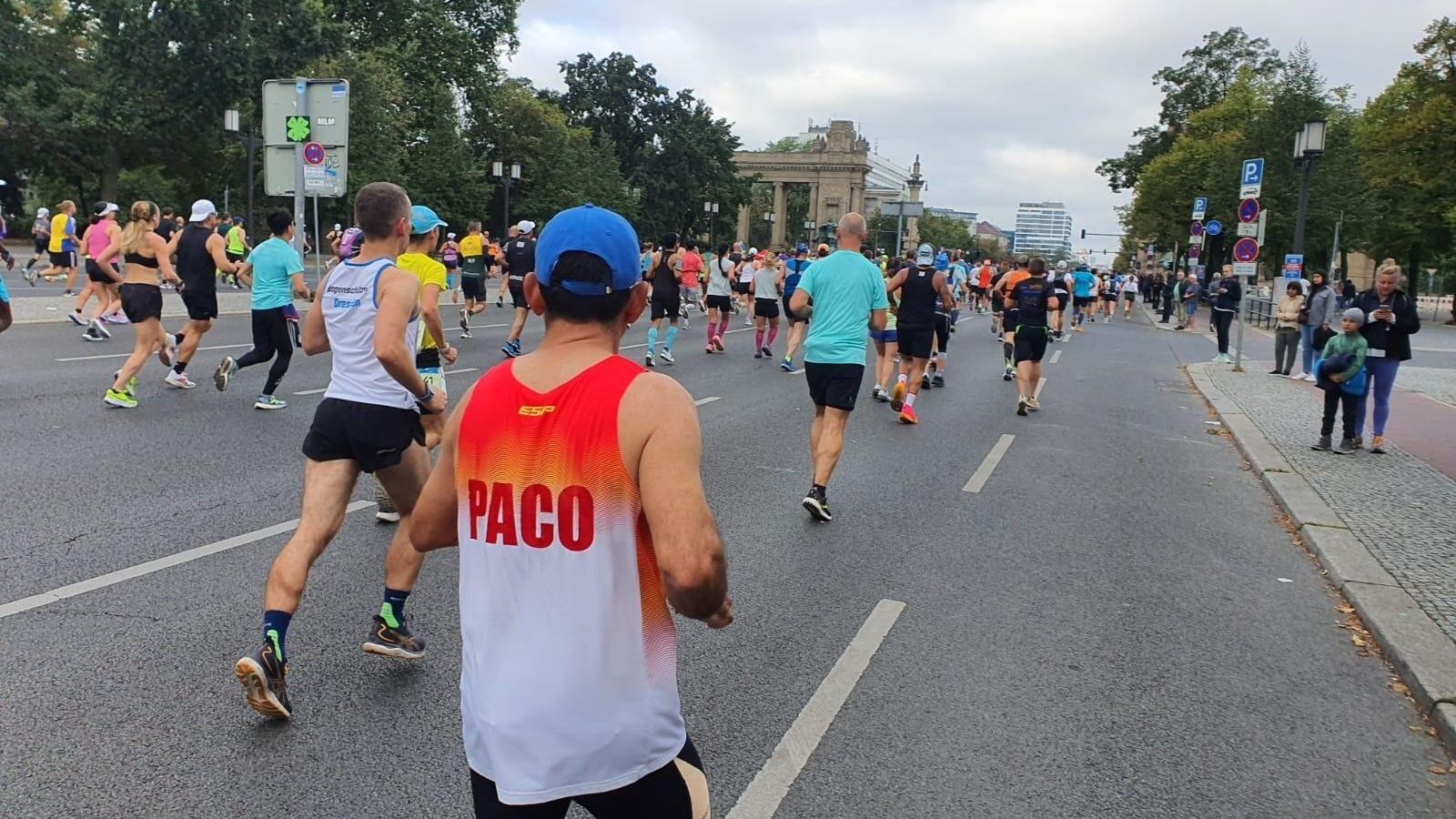 El pulpileño Paco Cáceres recorre los primeros kilómetros de carrera.