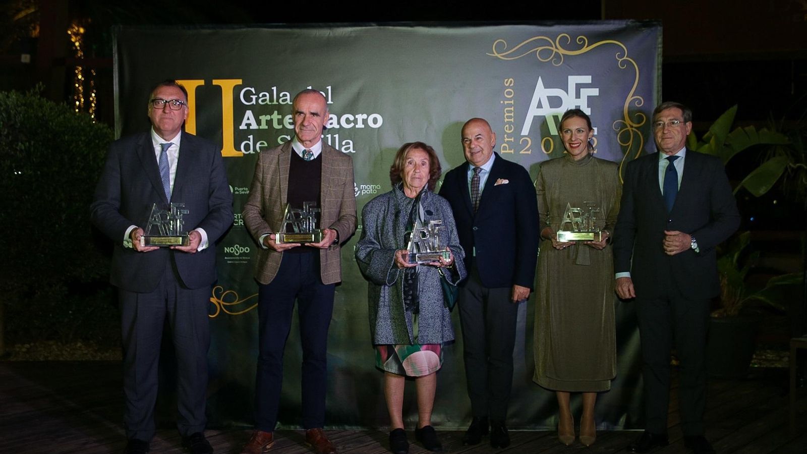 En el centro, la bordadora Charo Bernardino acompañada por Antonio Muñoz y Francisco Carrera Iglesias