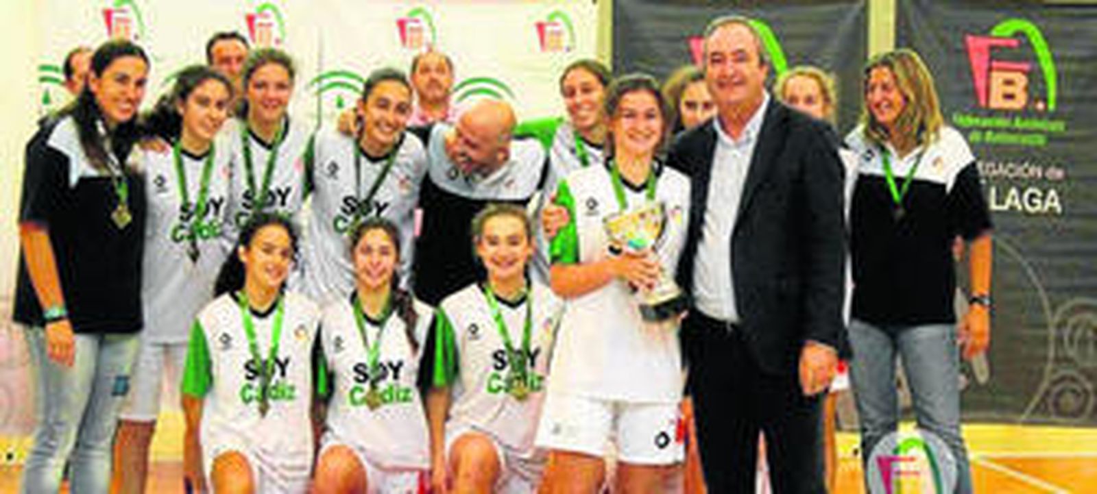 La selección gaditana recoge la copa de campeona ayer en Estepona.