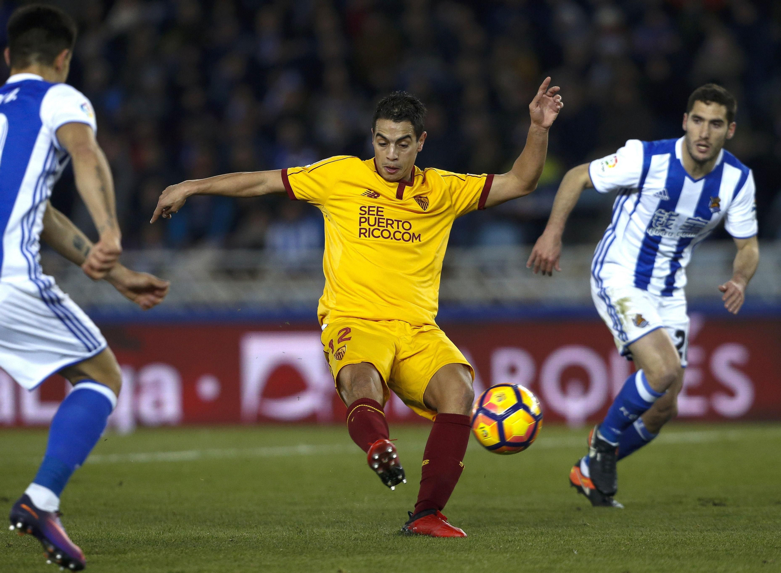 Ben Yedder golpea fuerte con el interior de su pie derecho para hacer el segundo gol en Anoeta, tras haber recortado en seco a Rulli.