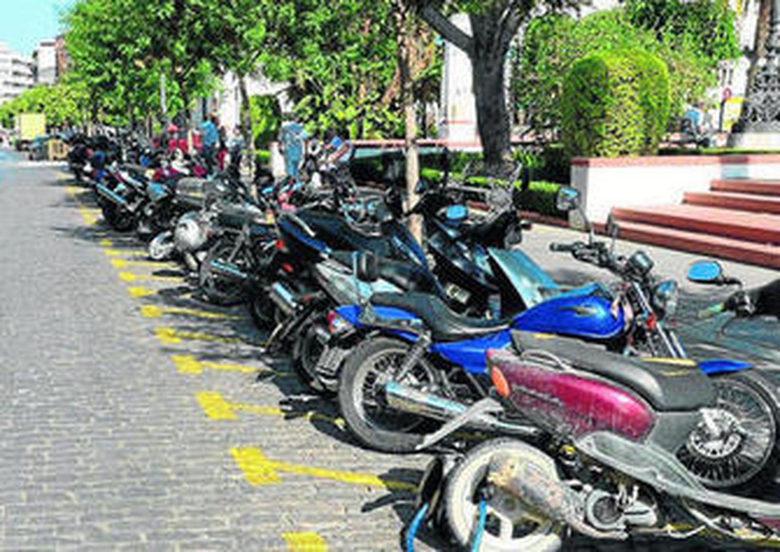 Ciclomotores aparcados en una calle.