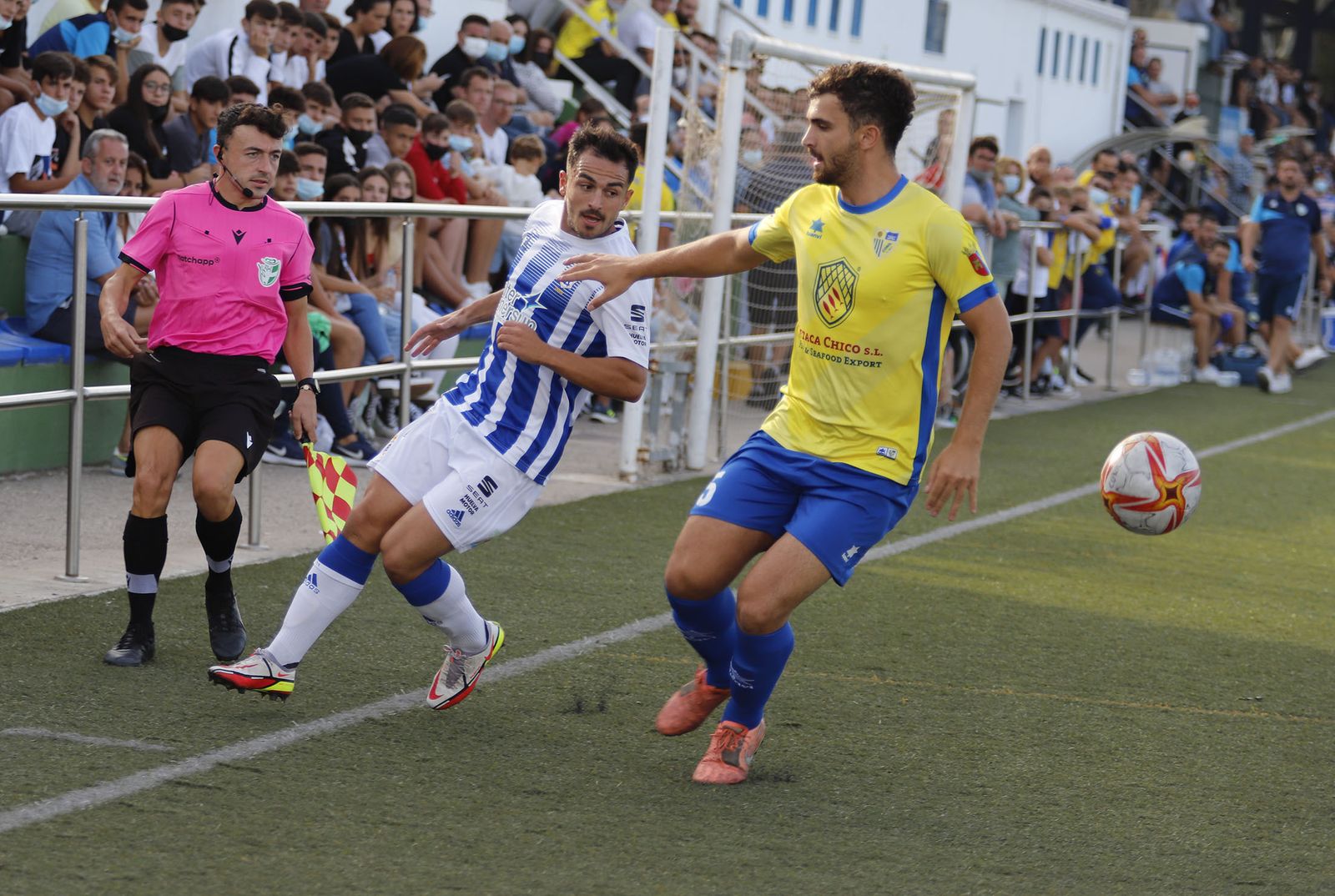 Imágenes del encuentro entre el Conil y el Recreativo de Huelva