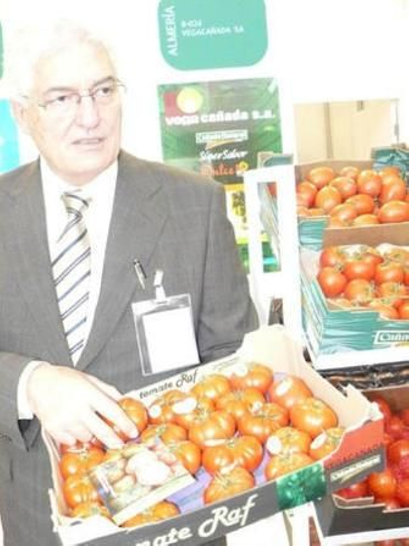 Francisco Martínez muestra el 'Raf Rebelión F1'.