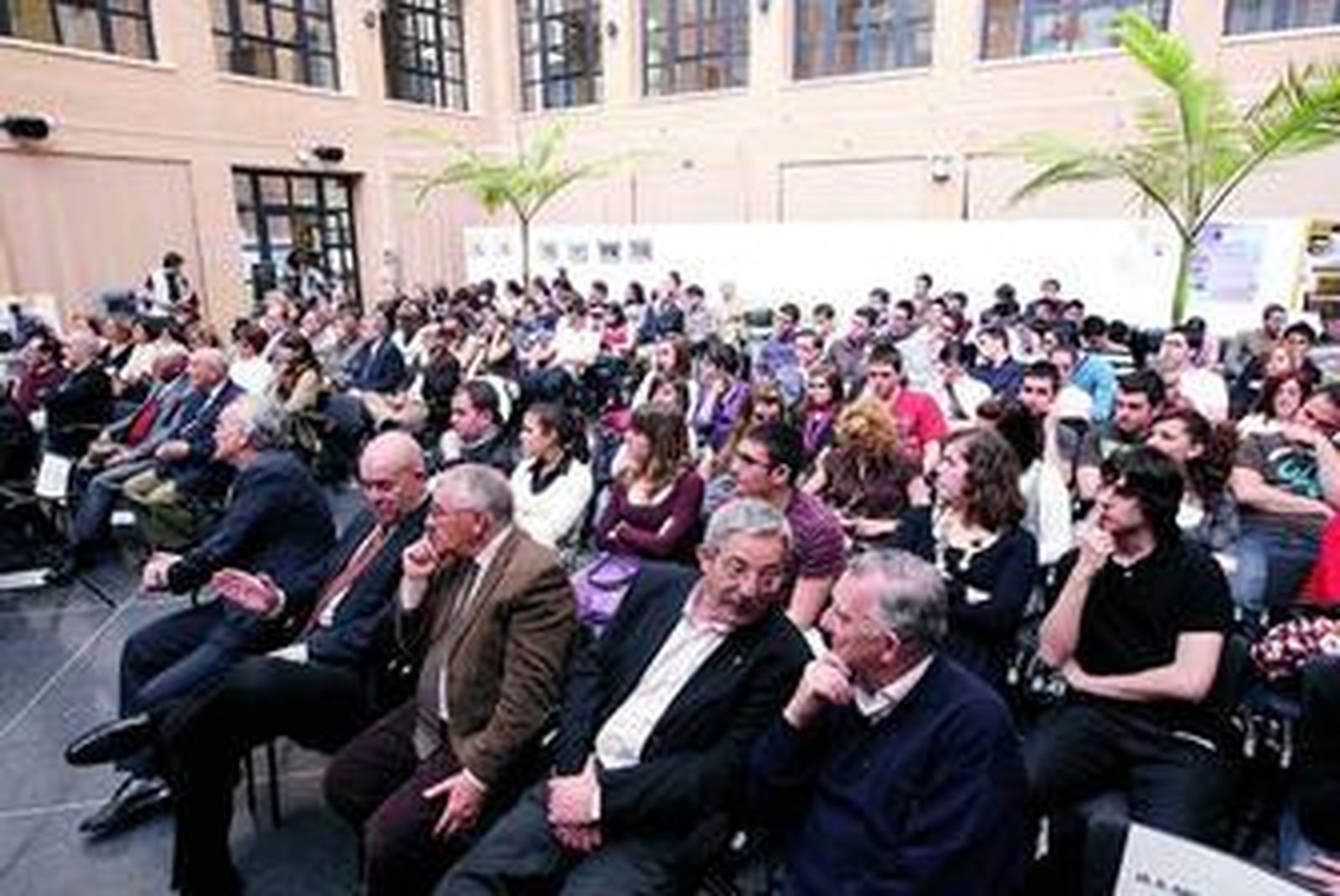 El vicerrector de la UAL, José Guerrero, departe con los antiguos alumnos antes del acto.