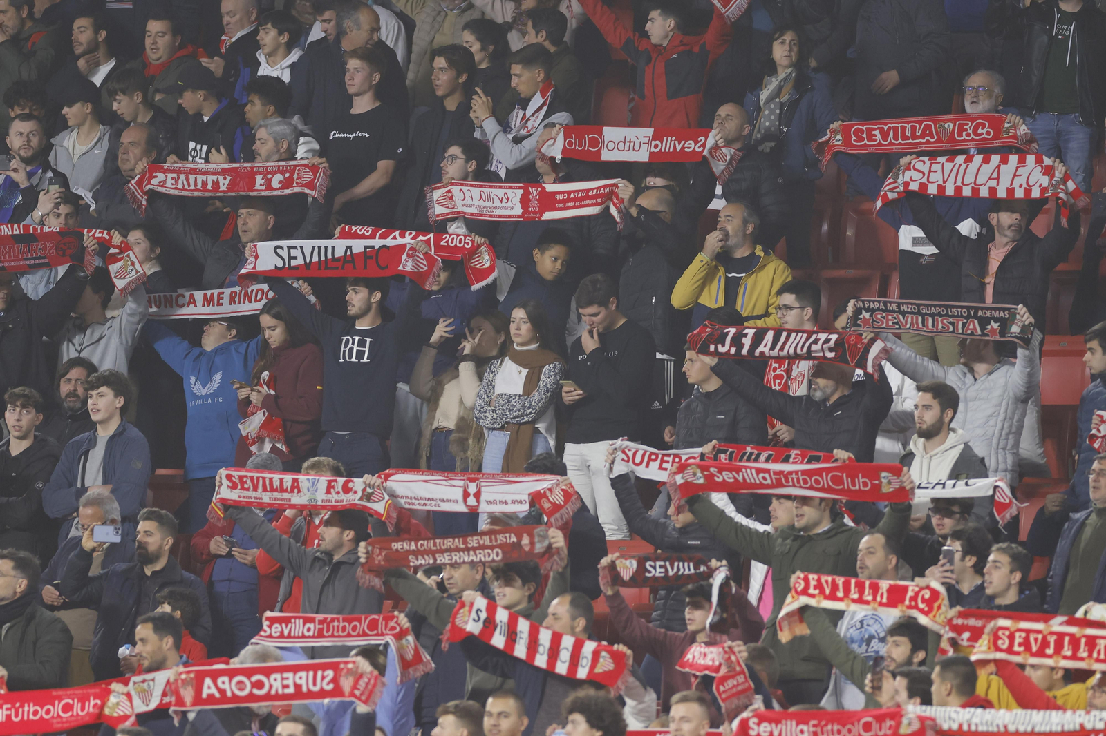 Búscate en las fotos del Sevilla-Fenerbahçe,