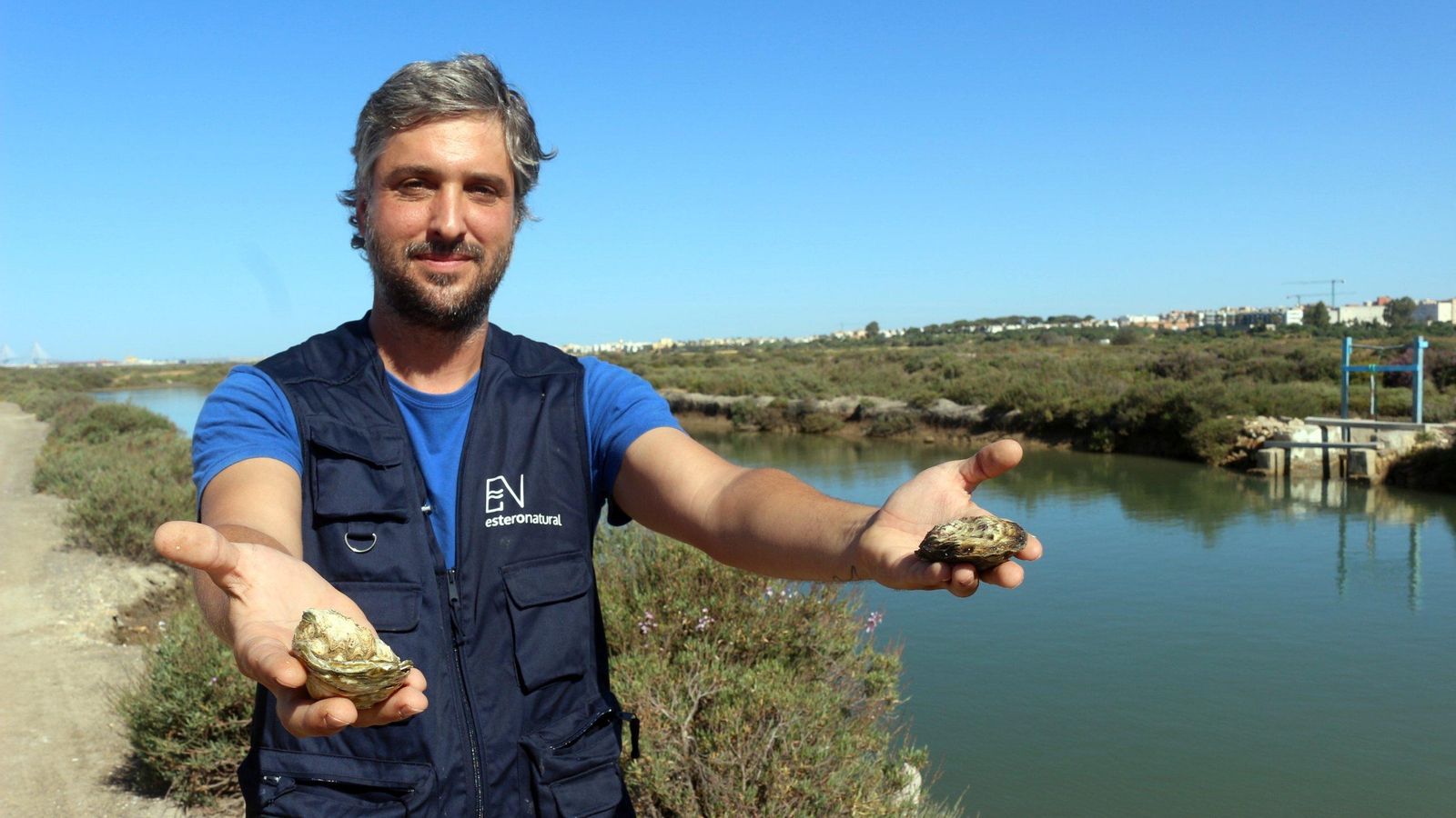 Carlos Burgos muestra las ostras y ostiones que se cultivan en Estero Natural